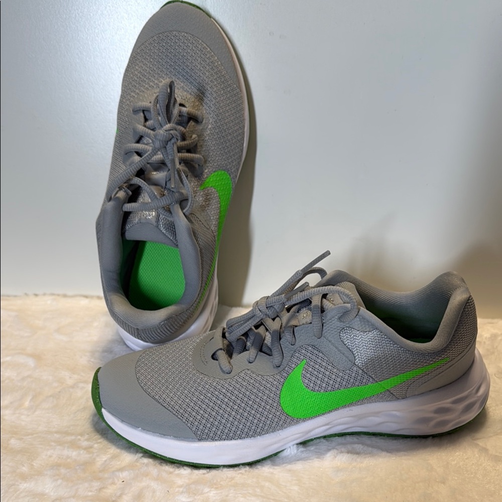 Nike Revolution 6 Neon Green Big kid Size 5Y NEW!